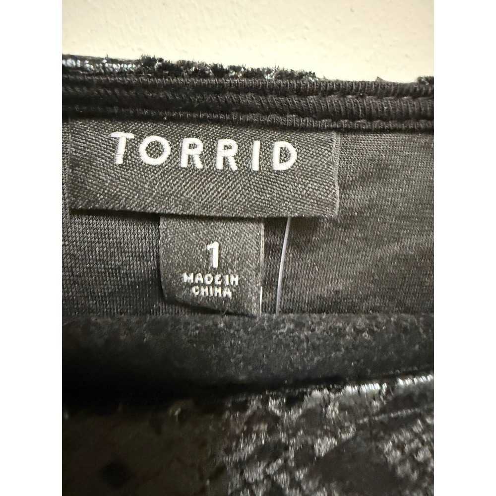 Torrid Black Snakeskin Embossed Velvet Tee Plus Size 1 1X 14/16 Short Sleeve Top - Picture 11 of 14